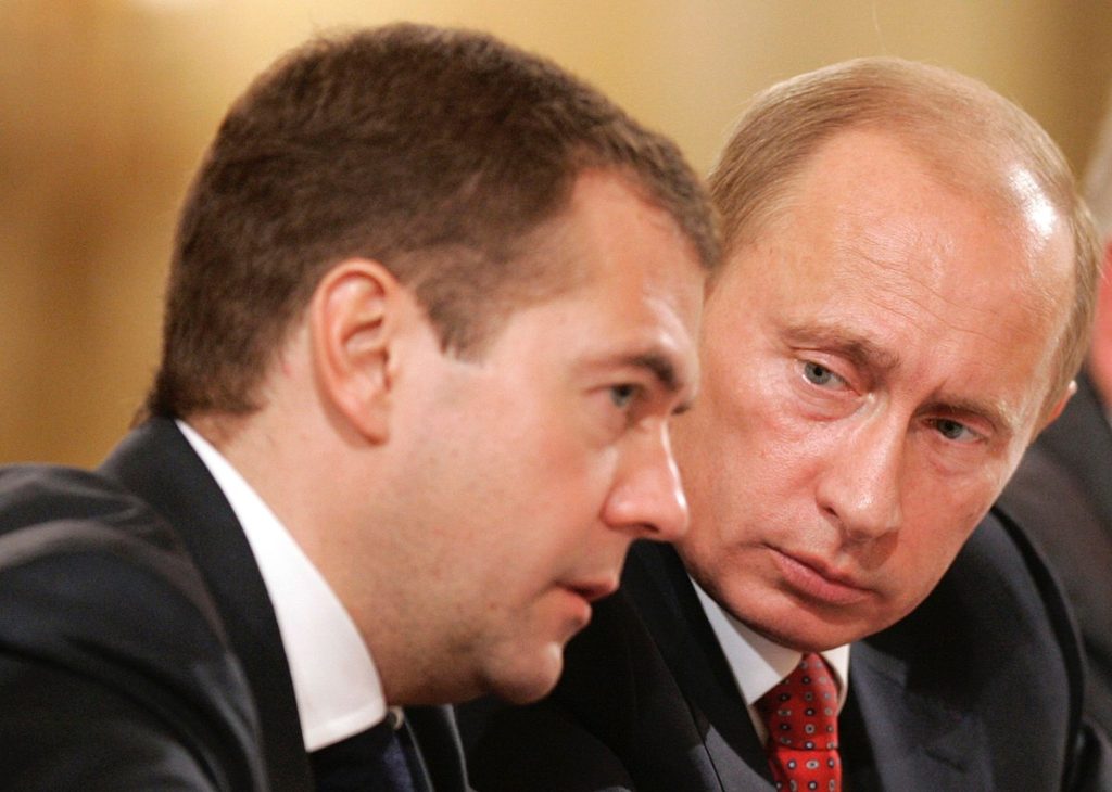 Dmitry Medvedev (ซ้าย) ซึ่งเป็นเสนาธิการของเครมลิน และเป็นประธานคณะกรรมการของ Gazprom (CR:Wikimedia)