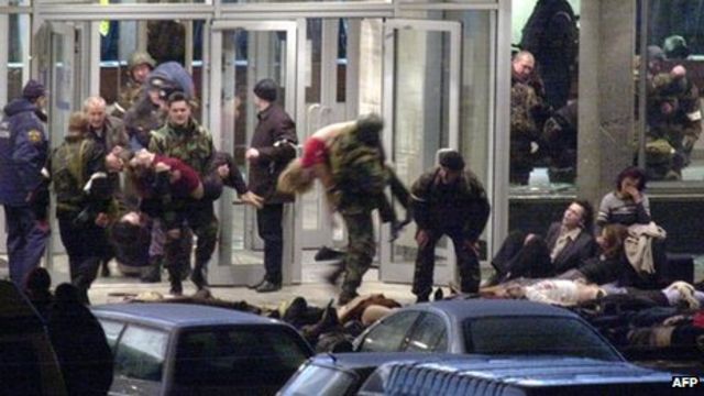 การโจมตีโรงละคร Dubrovka ทำให้มีผู้บาดเจ็บและเสียชีวิตจำนวนมาก (CR:BBC)