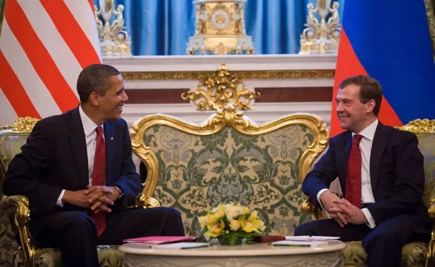  Obama เยือนมอสโกในปี 2009 เขาและ Medvedev ดูเหมือนจะเข้ากันได้ดี (CR:The Guardian)