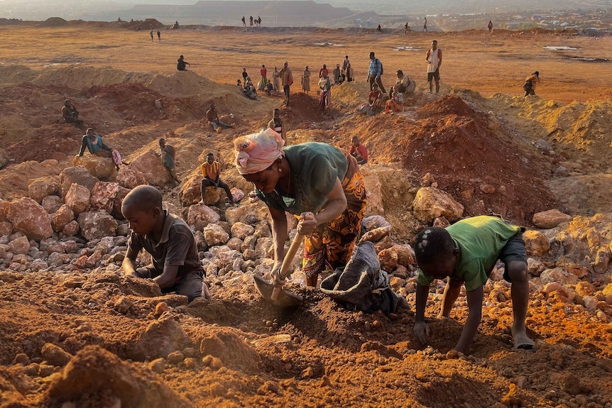 เหมืองแร่โคบอลต์กับปัญหาเรื่องการใช้แรงงานมนุษย์ในประเทศต่าง ๆ เช่น สาธารณรัฐประชาธิปไตยคองโก (CR:ABC)