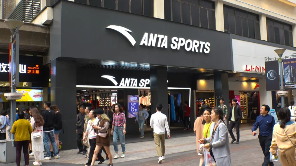 ยอดขายในจีนของ Adidas ถูกแซงหน้าโดย Anta ซึ่งเป็นคู่แข่งในท้องถิ่นที่เติบโตอย่างรวดเร็ว (CR:SCMP)