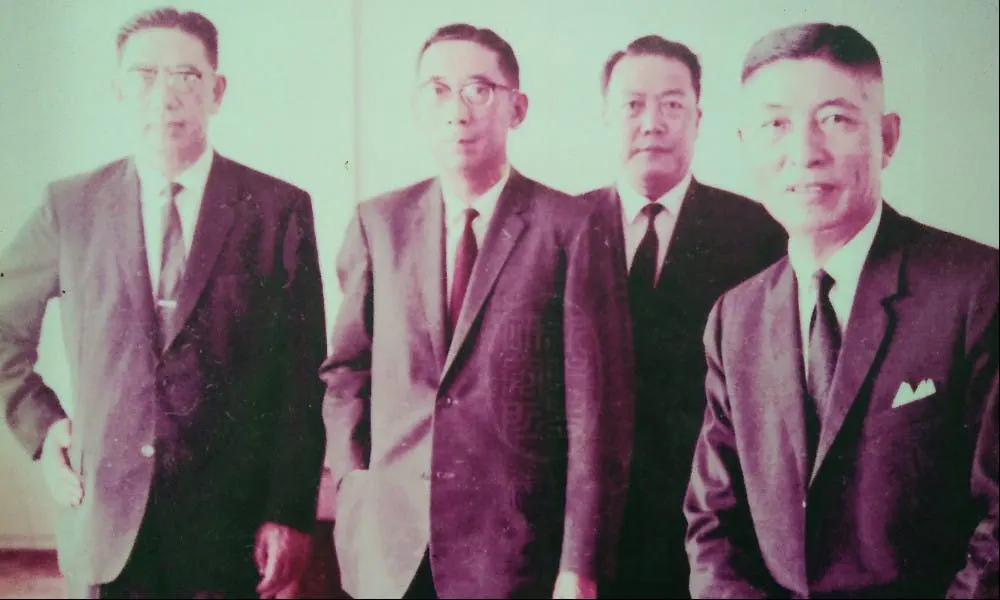 KT Li (ขวาสุด) ผู้ผลักดันแนวคิดของ Morris Chang (CR:.thenewslens)
