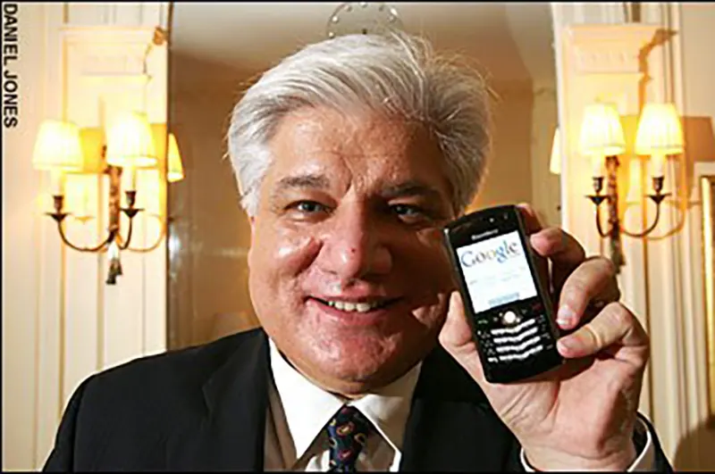 Mike Lazaridis ผู้ร่วมก่อตั้ง RIM กับการเปิดตัว Blackberry Pearl (CR:Maxmanroe.com)