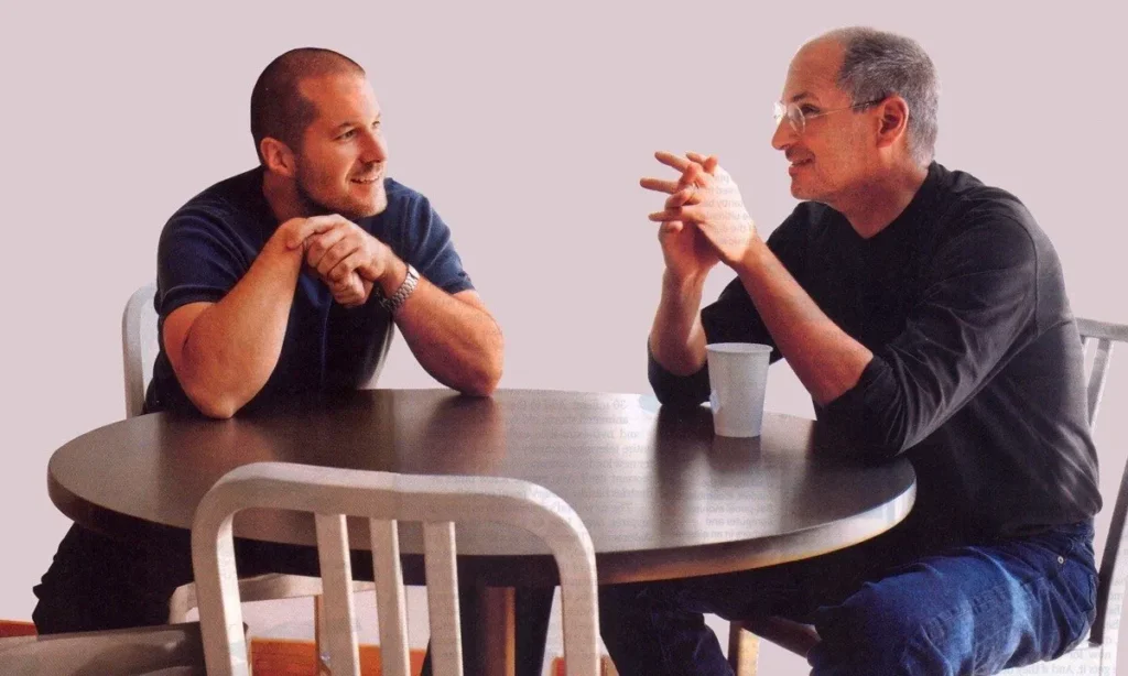 Apple ที่ สตีฟ จ็อบส์ และ โจนาธาน ไอฟฟ์ หัวหน้าฝ่ายออกแบบเป็นคนตัดสินใจหลัก (CR:Apple Insider)