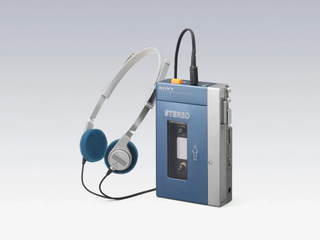 Walkman ซึ่งเป็นเครื่องเล่นเพลงแบบพกพาที่ปฏิวัติวงการเพลงโดยสิ้นเชิง (CR:The Verge)