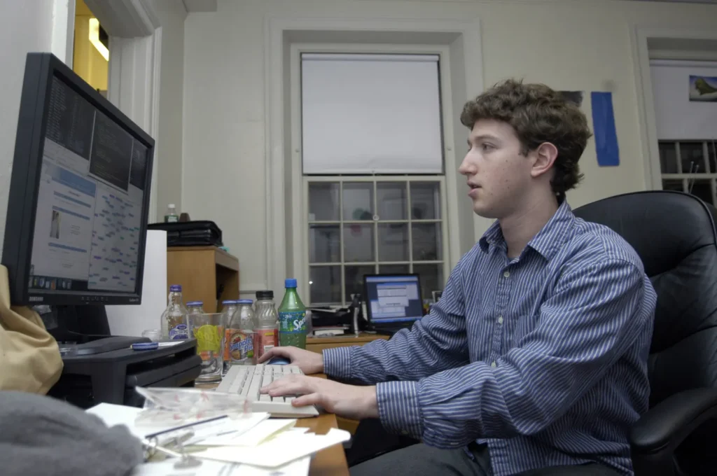Zuckerberg ที่ปั่นเว็บไซต์ thefacebook ด้วยตัวคนเดียว (CR:Harvard Crimson)