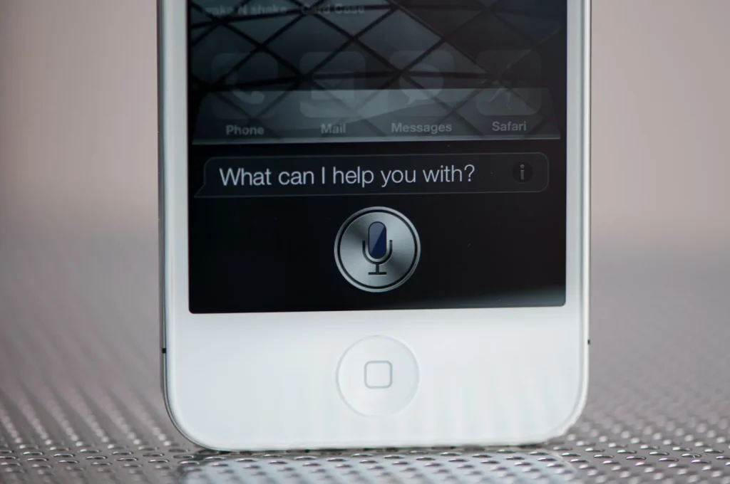 Apple ได้เปิดตัวผู้ช่วยเสมือนจริงอย่าง Siri ใน iPhone 4S (CR:AnandTech)